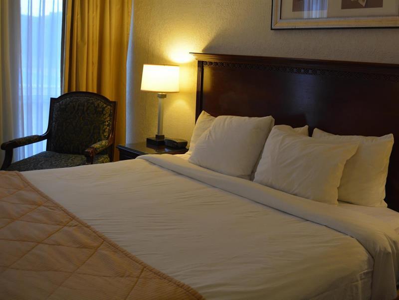 Hotel Ramada By Wyndham Wichita Airport Extérieur photo